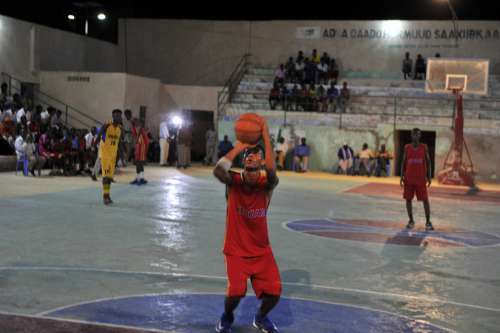 men, people, players, athlete, basketball, playground, shoot, free throw, tournament, competition, hoop, shirt, sport, game, matchday