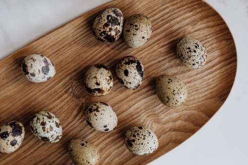 Quail's eggs on a wooden tray