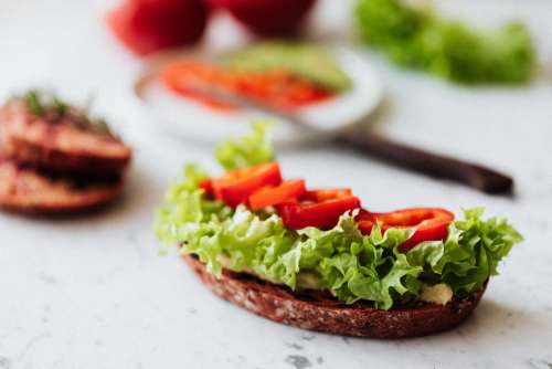 Breakfast sandwich with hummus - lettuce - sweet pepper - cucumber