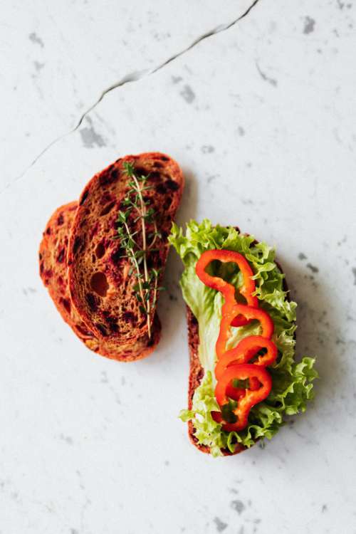 Breakfast sandwich with hummus - lettuce - sweet pepper - cucumber