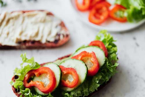 Breakfast sandwich with hummus - lettuce - sweet pepper - cucumber