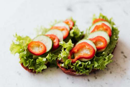 Breakfast sandwich with hummus - lettuce - sweet pepper - cucumber