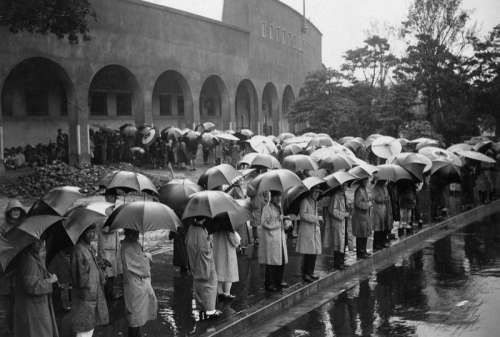 Queue In The Rain