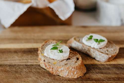 Baguette with goat cheese and mint