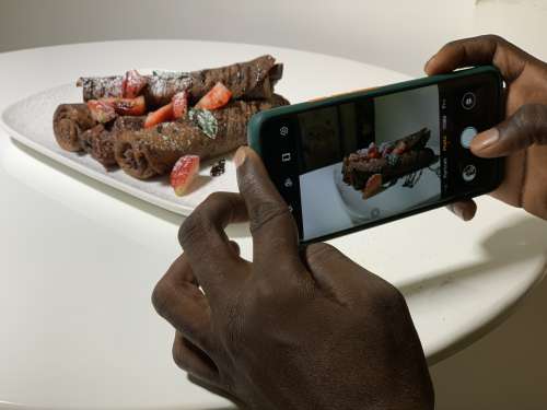 food, man, hand, cake, photography, picture, chocolate, strawberry, smartphone, restaurant, dessert