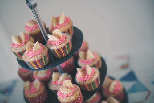 Free food photos – Celebration Cupcakes on Cake Stand