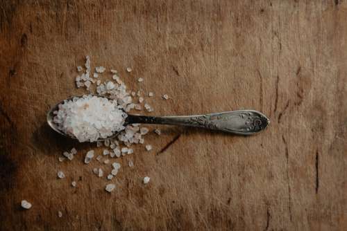 Himalayan salt on a spoon