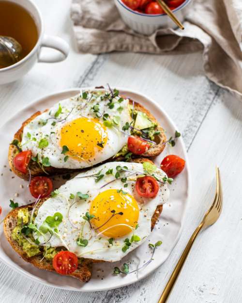 Fried egg with guacamole sandwiches