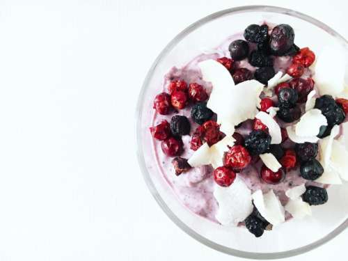 Breakfast bowl with berries & coconut