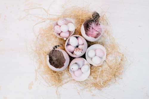 Egg shells Easter table decoration 2