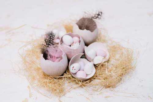 Egg shells Easter table decoration 3