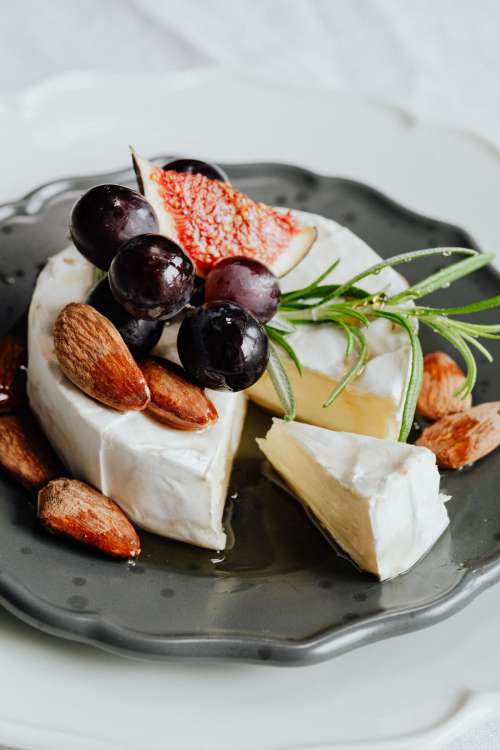 Camembert with figs - almonds - maple syrup