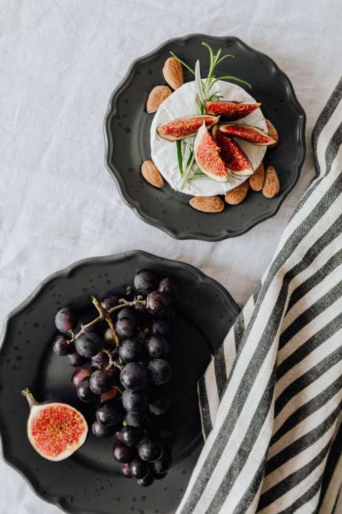 Camembert with figs - almonds - maple syrup